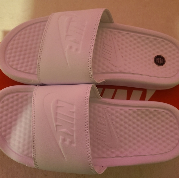 Nike - Picture 2 of 5